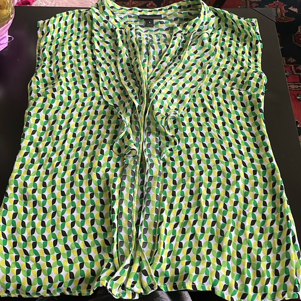 Hi, I’m selling this button up silky shirt from Worthington in a S.